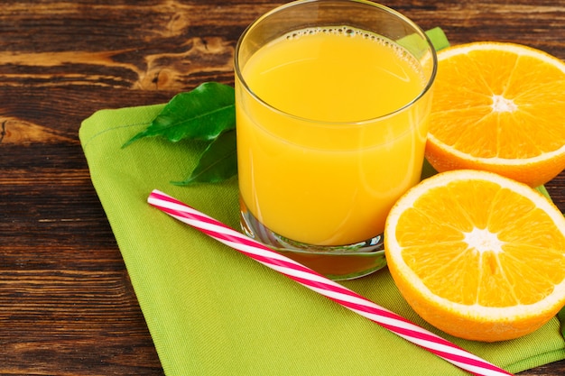 Апельсины нарезанные на кусочки, апельсиновый сок и солома