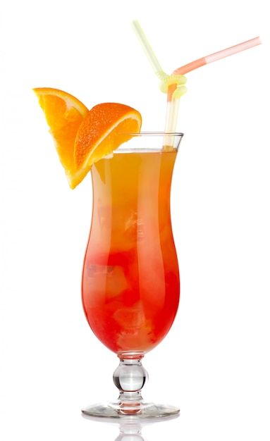 Oranje alcoholcocktail met geïsoleerde fruitplakken