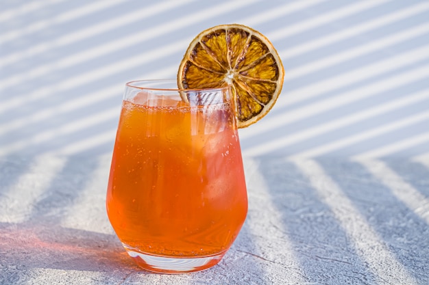 Oranje alcoholische cocktail