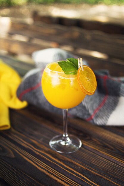 Oranje alcoholische cocktail