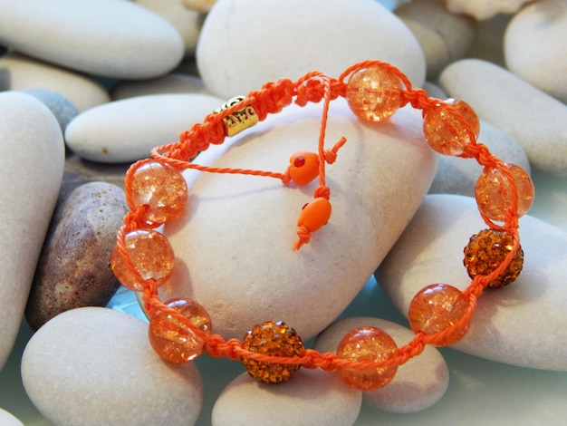 Oranje armband en schelpen