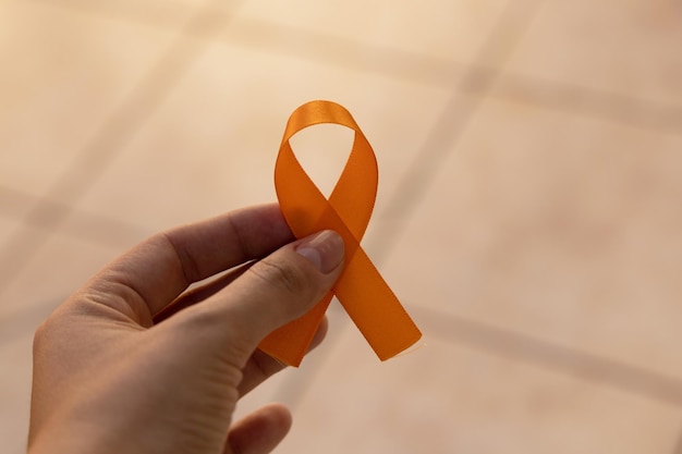 Oranje augustus Multiple Sclerose Awareness Campagne Hand met oranje lint