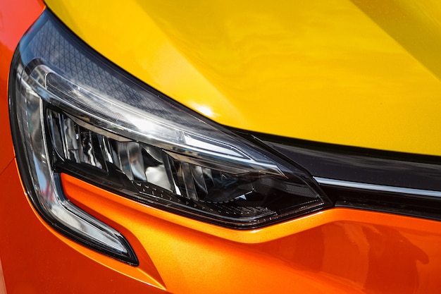 Oranje autokoplampen. Exterieur detail. Close-up detail op een van de moderne auto LED-koplampen.