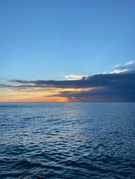 Oranje avondrood. zomer. Schilderachtig uitzicht op de Adriatische Zee in de avond. Natuurlijke achtergrond. Vakantie.