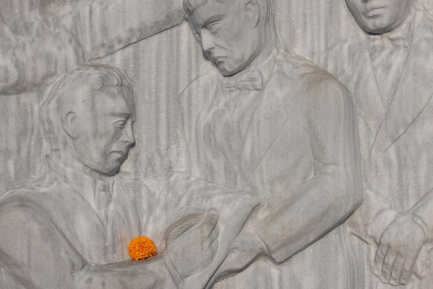 Foto oranje bloem op een grijze muur sculptuur foto