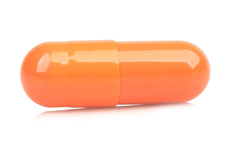 Foto oranje capsule geïsoleerd op witte achtergrond