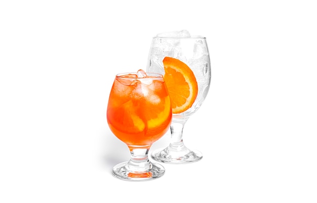 Oranje cocktails geïsoleerd op een witte achtergrond