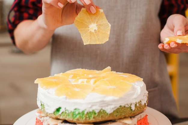 Oranje decoratie van zelfgemaakte koektaart