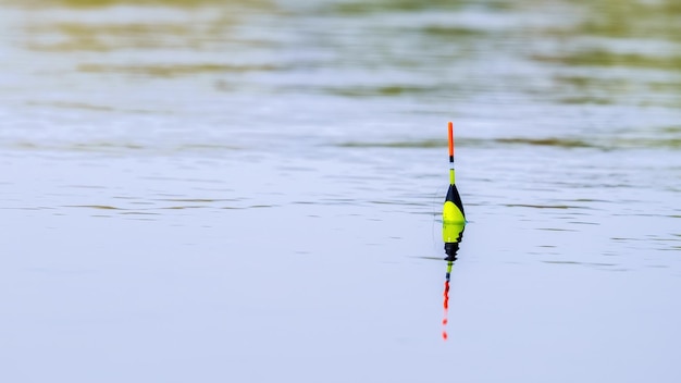 Oranje dobber op het wateroppervlak