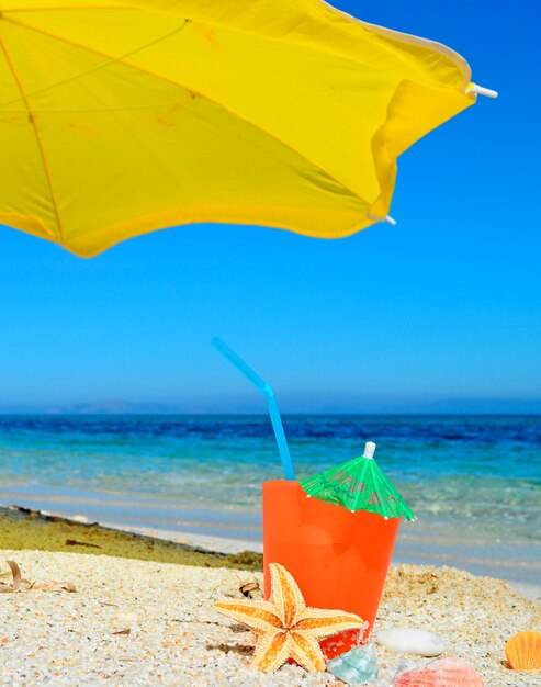 Oranje drankje onder een gele parasol