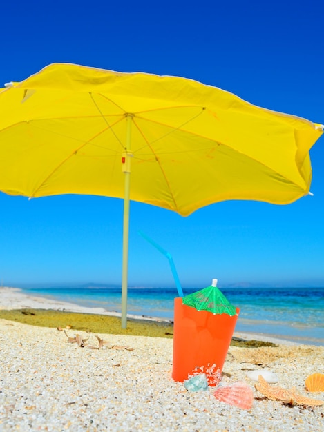 Oranje drankje onder een gele parasol