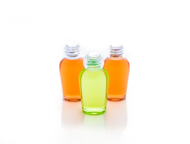 Oranje en groene fles shampoo, gel, zeep