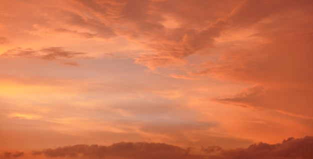 Oranje en roze lucht na zonsondergang, silhouetten van bergen eronder - kan worden gebruikt als achtergrond met onderwerpen ervoor