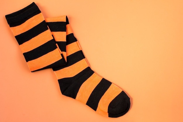 Oranje en zwarte sokken voor Halloween