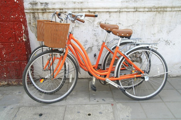 Oranje fietspark dichtbij muur