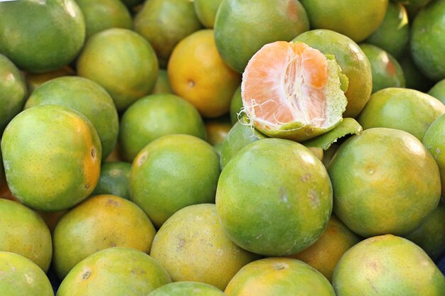 oranje fruit bij straatvoedsel