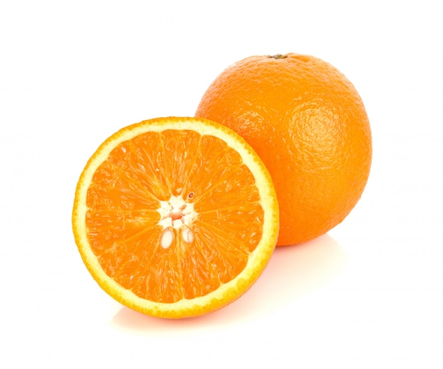 Oranje fruit dat op wit wordt geïsoleerd