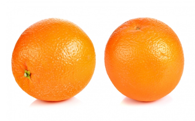 Oranje fruit dat op witte achtergrond wordt geïsoleerd