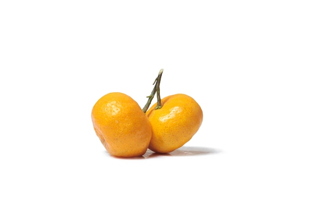 Oranje fruit geïsoleerd op een witte achtergrond