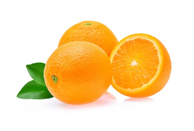 Oranje fruit geïsoleerd op een witte achtergrond