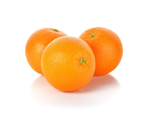 Oranje fruit geïsoleerd op wit