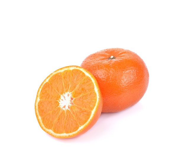 Oranje fruit geïsoleerd op wit