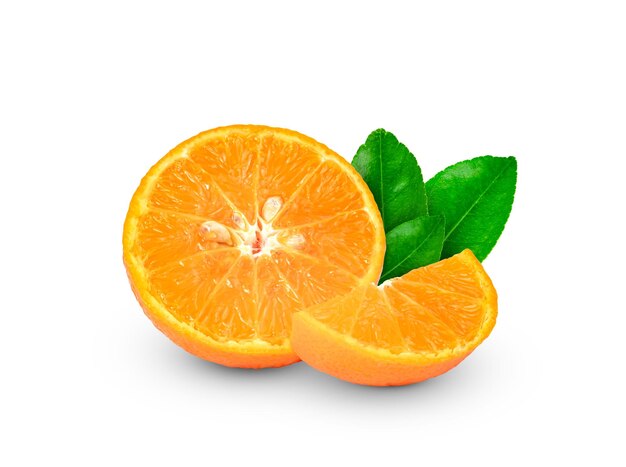 Oranje fruit gesneden met bladen geïsoleerd op witte achtergrond