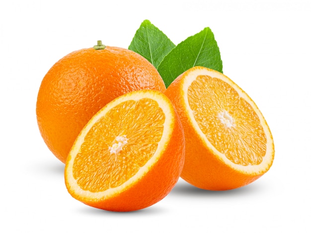 Oranje fruit met bladeren op witte muur.