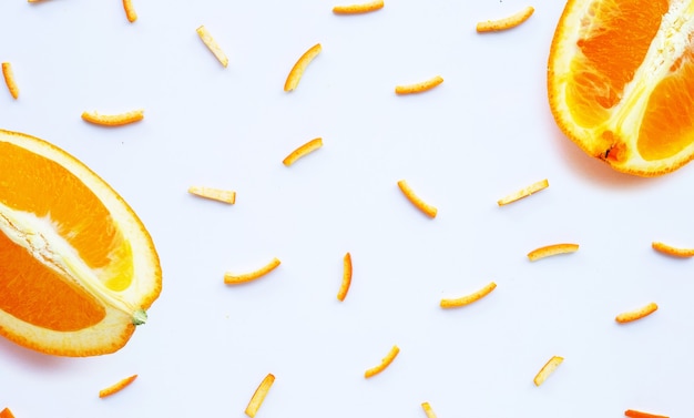 Oranje fruit met schillen op wit oppervlak