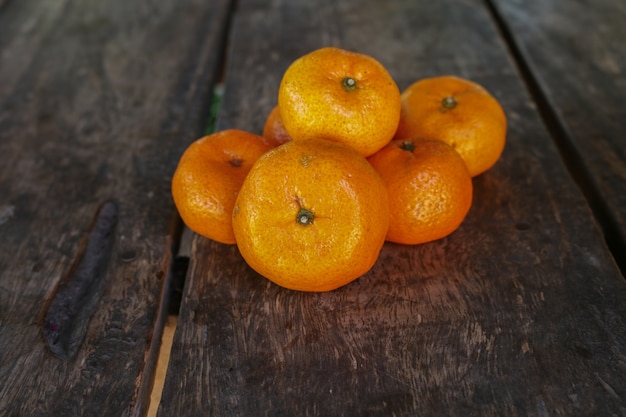 oranje fruit op houten tafel