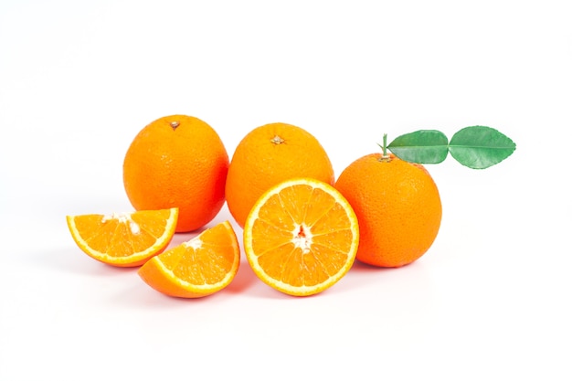 oranje fruit op witte achtergrond isoleren.