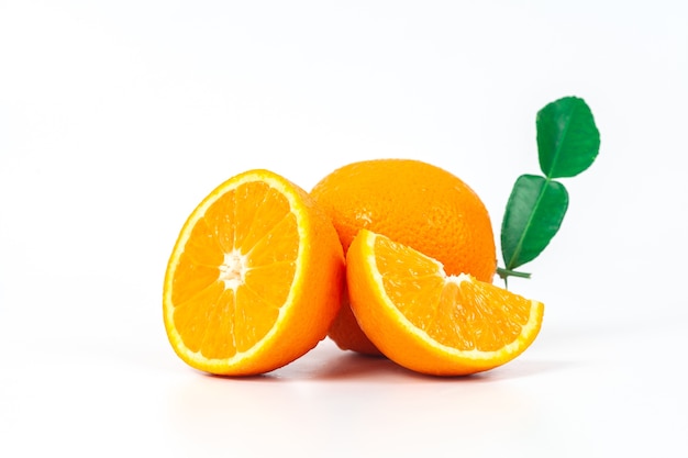 oranje fruit op witte achtergrond isoleren