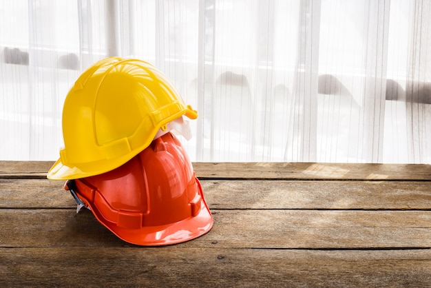 Oranje, gele helm van de harde helmbouw voor veiligheidsproject van werkman als ingenieur of arbeider