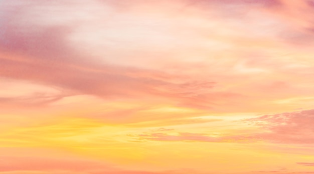 Oranje gele zonsopgang lucht wolken in de avond