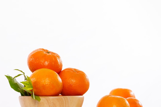 oranje golder in een woooder container op tafel