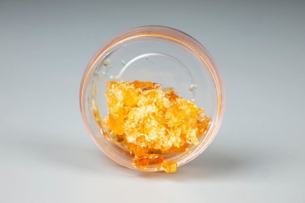 Oranje gouden extract cannabis schar in een fles wax met hoge thc