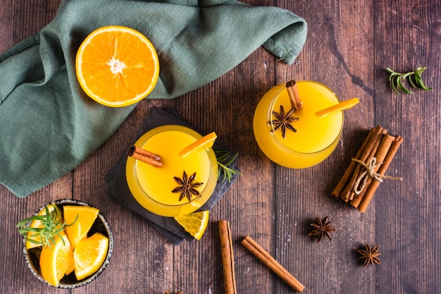 Oranje grog met kaneel en kardemom in glazen op tafel Zelfgemaakte drankjes Bovenaanzicht