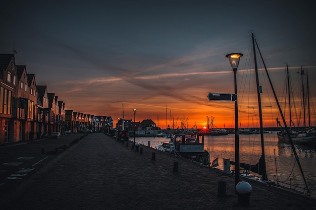 Oranje hemel bij zonsondergang