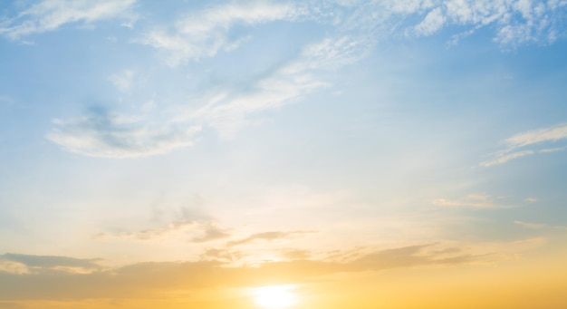 Oranje hemel en wolkenachtergrond, achtergrond van kleurrijk hemelconcept, verbazende zonsondergang met schemeringsk