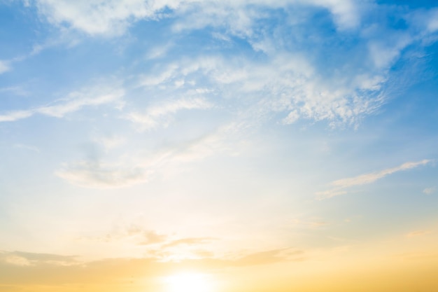 Oranje hemel en wolkenachtergrond, achtergrond van kleurrijk hemelconcept, verbazende zonsondergang met twilight