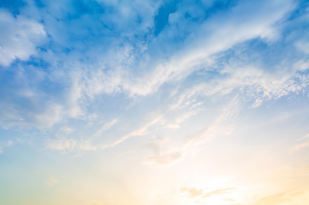 Oranje hemel en wolkenachtergrond, Achtergrond van kleurrijk hemelconcept, verbazende zonsondergang met twilight