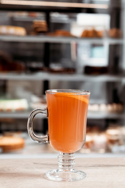 Oranje herfst drankje met kruiden in het café.