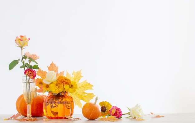 Oranje herfstboeket op witte achtergrond