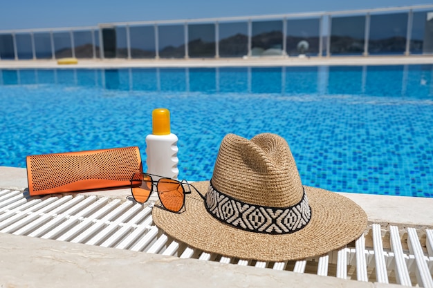 Oranje kleurige strandaccessoires bij zwembad