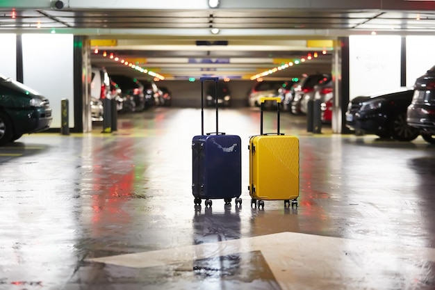 Foto oranje koffer op de weg in de stad zomervakantie en reisconcept