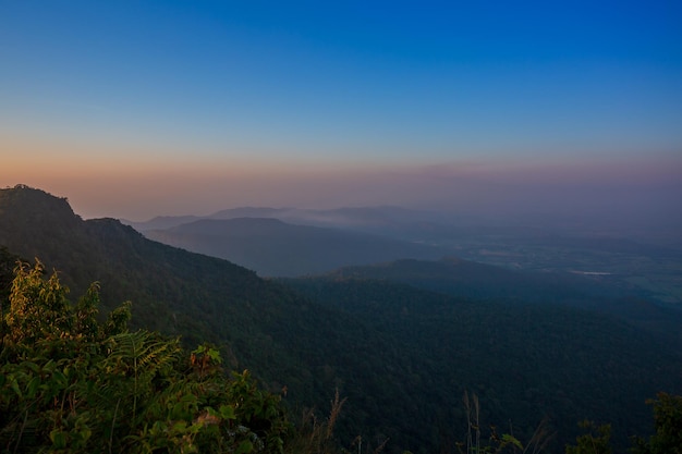 Oranje licht van de zonsondergang over de berg