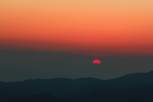 Oranje licht van zonsondergang over de top.