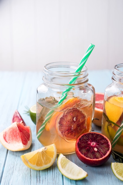 Oranje limonade op een pot