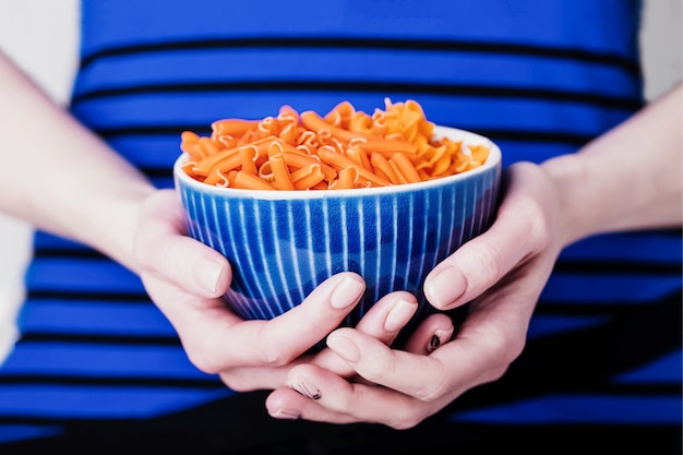 Foto oranje linzen fusilli pasta dieet en glutenvrij concept