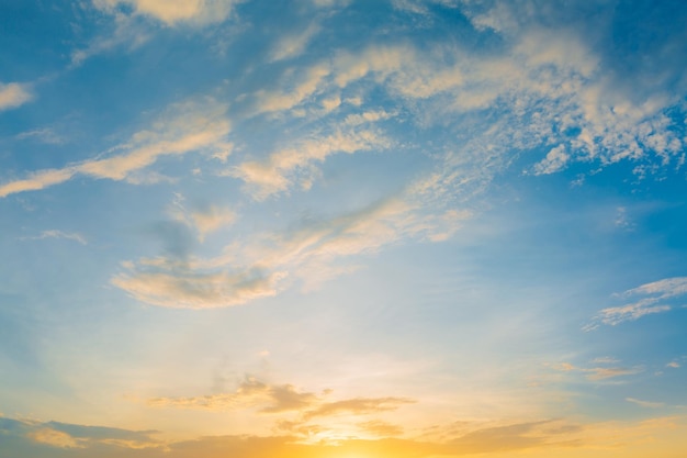 oranje lucht en wolken backgroundBackground van kleurrijke hemel concept geweldige zonsondergang met twilight